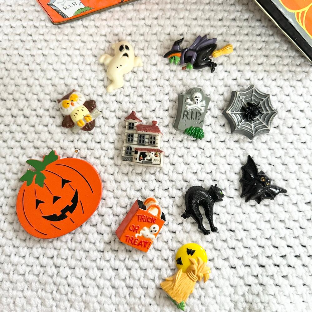 JSNY 80s Vintage Plastic Miniature Halloween 11 Magnets Set in Original Tin - Picture 4 of 8